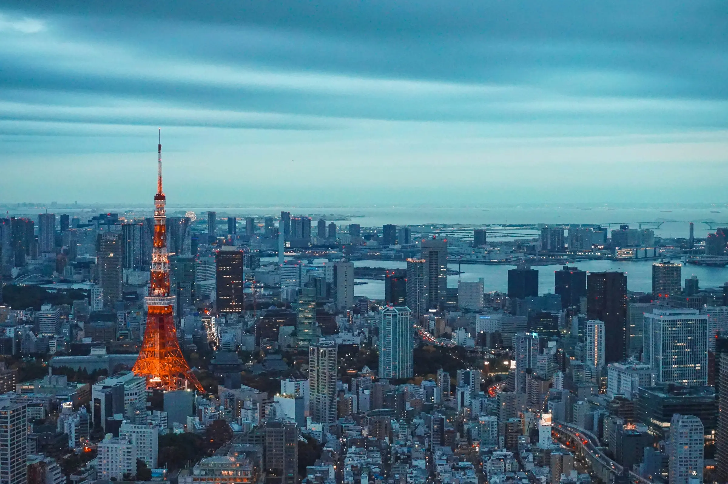 夕暮れ時の東京タワーと街のスカイライン